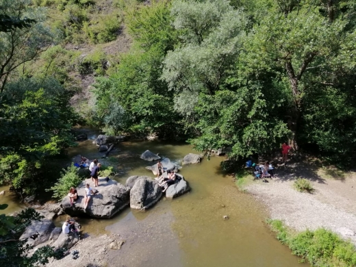 Cascada Ciucaș: un loc deosebit pentru zilele călduroase de vară